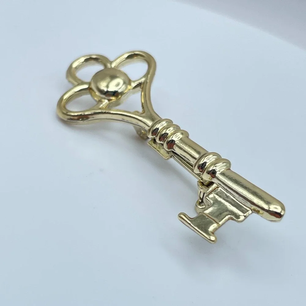 Vintage Gold-Tone Engraved Metal Embellished Skeleton Key Roll-Over Brooch Pin